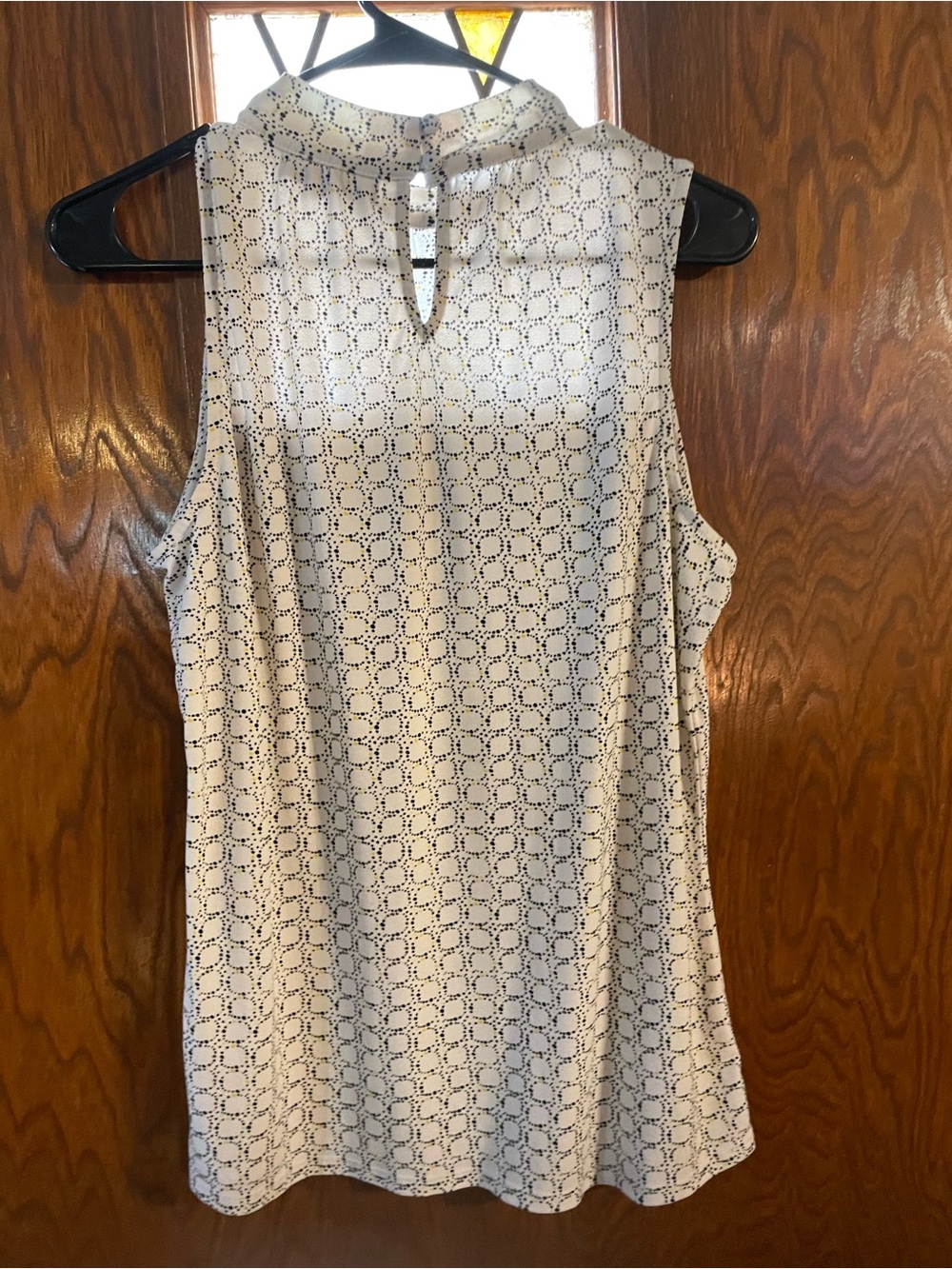 Liz Claiborne Cream Sleeveless Mock-Neck Top with Navy Geometric Print